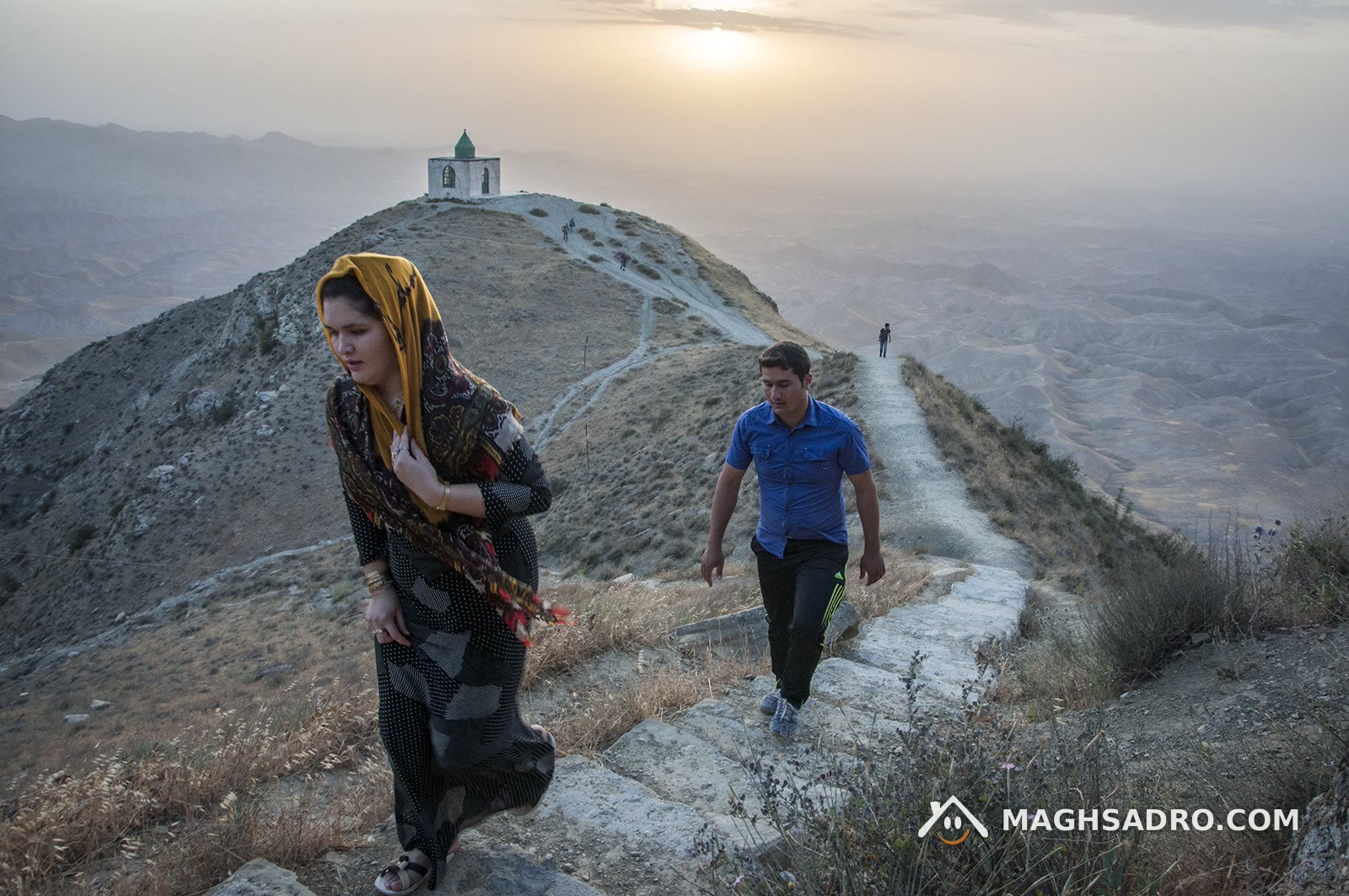 مسیر پیاده‌روی و بنای زیارتگاهی مجموعه خالد نبی بر فراز تپه‌ها